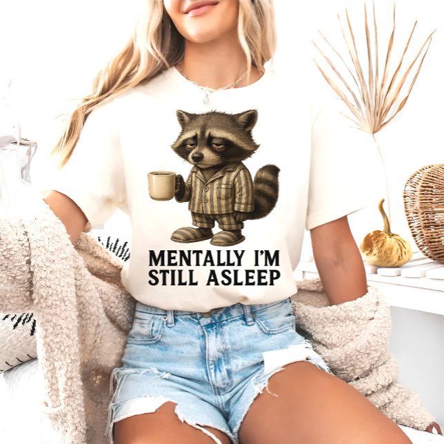 Jag är fortfarande Asov Raccoon - Lustigt T Shirt (funny raccoon shirt, mentally still asleep tee, coffee lover pajama shirt, sleepy raccoon )