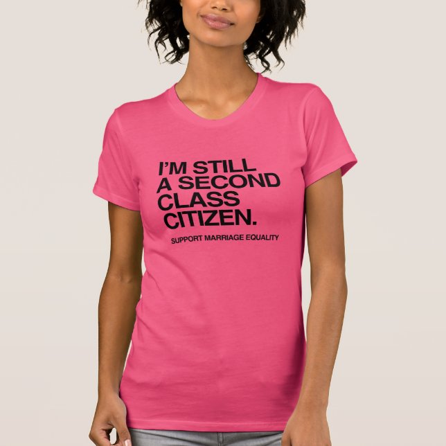 JAG ÄR FORTFARANDE EN ANDRA KLASS MEDBORGARE -.png T Shirt (Framsida)