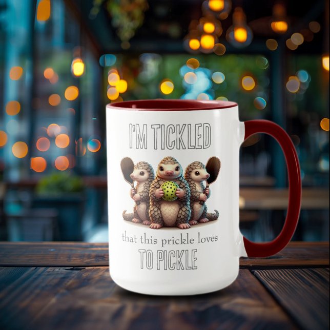 Jag är glad att den här Kärleken till Pickle Mugg (Pickleballing Pangolins 15oz Coffee Mug Cover Photo)