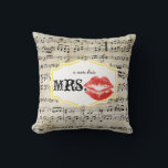 Jag är hans mrs Red Läppar Gult Vintage Lakan Musi Kudde<br><div class="desc">Jag är hans Mrs Red Läppar Lemon Zest Gult Vintage med Black Musik noter över en utstressad Beige Tan Parchment Struktur. Den andra årsdagen är bomullsdagen som symboliserar den naturliga tillväxten av all anpassningsförmåga, mångsidighet och renhet (när den odlas precis som växter) som tar ställe under de romantiska två åren...</div>