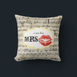 Jag är hans mrs Red Läppar Gult Vintage Lakan Musi Kudde<br><div class="desc">Jag är hans Mrs Red Läppar Lemon Zest Gult Vintage med Black Musik noter över en utstressad Beige Tan Parchment Struktur. Den andra årsdagen är bomullsdagen som symboliserar den naturliga tillväxten av all anpassningsförmåga, mångsidighet och renhet (när den odlas precis som växter) som tar ställe under de romantiska två åren...</div>