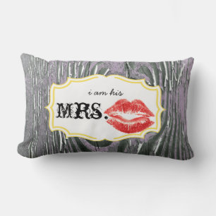 Jag är hans Mrs. Red Läppar Old Barn Wood Lavender Lumbarkudde