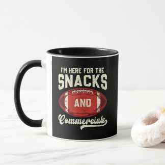 Jag är här för snacks och reklamfotboll mugg