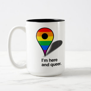 Jag är här och queer Två-Tonad mugg