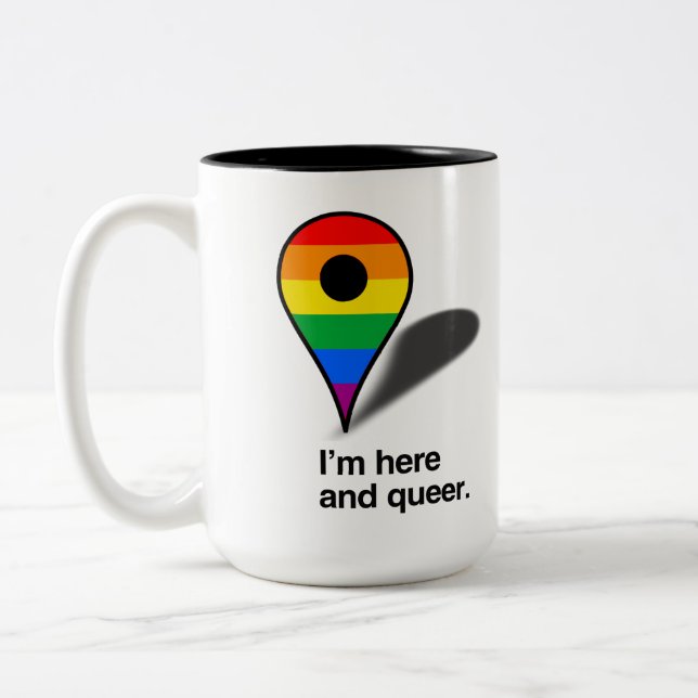 Jag är här och queer Två-Tonad mugg (Vänster)