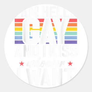 Jag är Hella Gay och kysser den som vill ha Gay Runt Klistermärke