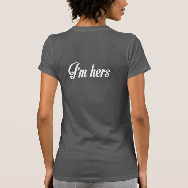 JAG ÄR HENNES LESBISK GIFTERMÅL PAR SHIRT T-SHIRT (Baksida)