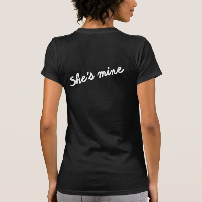 JAG ÄR HENNES LESBISK GIFTERMÅL PAR SHIRT TEE SHIRT (Baksida)