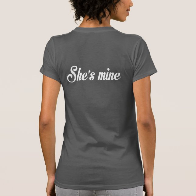 JAG ÄR HENNES LESBISK GIFTERMÅL PAR SHIRT TEE SHIRT (Baksida)