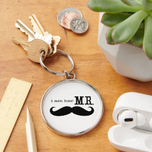 Jag är hennes mr Mustache Grooms-gåvor Rund Silverfärgad Nyckelring