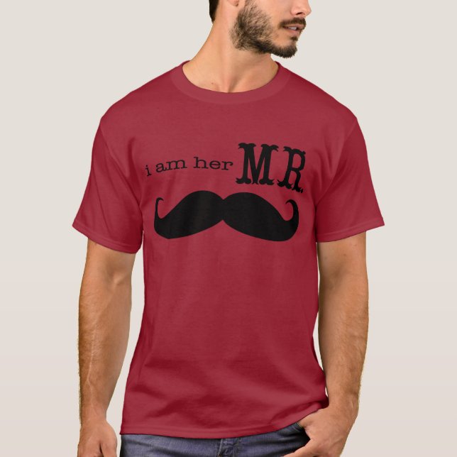 Jag är hennes mr Mustache Grooms-gåvor Tee Shirt (Framsida)