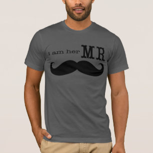 Jag är hennes mr Mustache Grooms-gåvor Tee Shirt