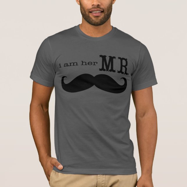 Jag är hennes mr Mustache Grooms-gåvor Tee Shirt (Framsida)