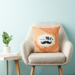 Jag är hennes mr Mustache Peach Peacock Pillow Kudde<br><div class="desc">Moderna inbjudningar till Vintage av tangerine Peacock Wedding</div>