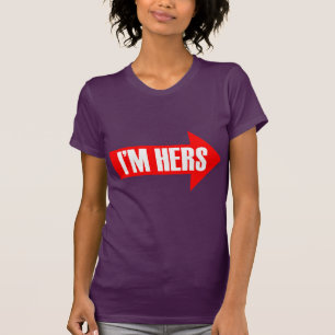JAG ÄR HENNES PIL VÄNSTER -.png Tee