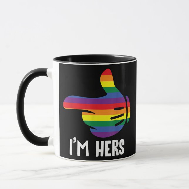 Jag är hennes regnbåge lesbiska par roliga HBTQ st Mugg (Vänster)