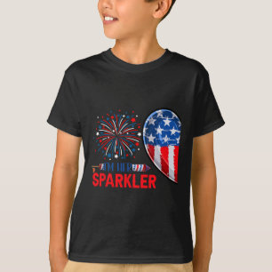 Jag är hennes sparkler 4:e juli. t shirt