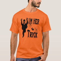 Jag är hennes trick | Funny Halloween Shirts for P