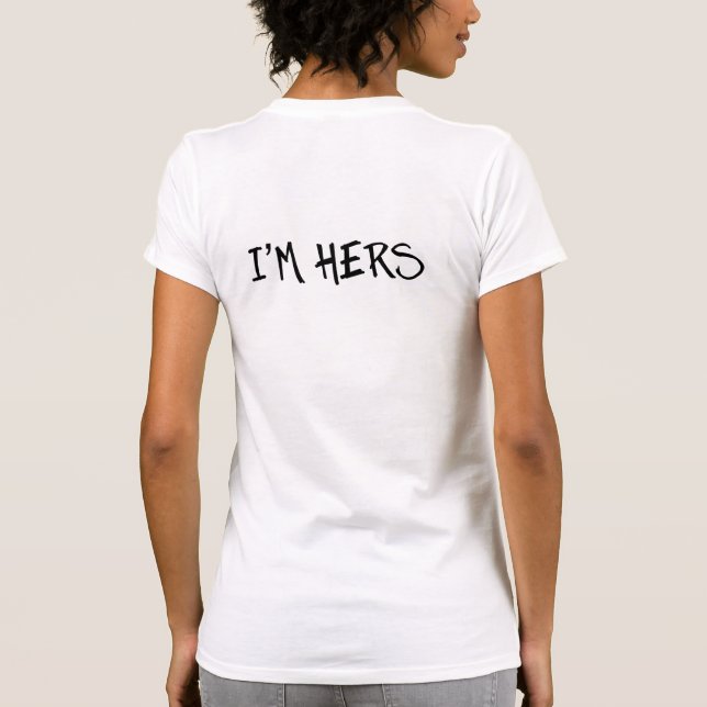 JAG ÄR HERS. HON ÄR MIN. LESBISK BRÖLLOP SHIRTS. TEE (Baksida)