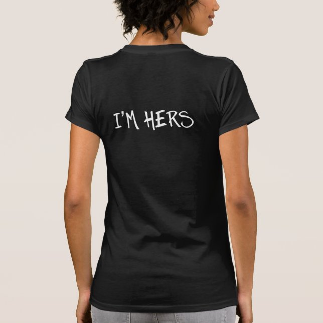 JAG ÄR HERS. HON ÄR MIN. LESBISK BRÖLLOP SHIRTS TEE SHIRT (Baksida)