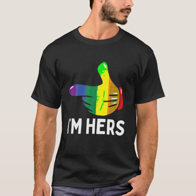 Jag är Hers Rainbow Flagga Lesbisk Pride LGBTQ Mat T Shirt (Framsida)
