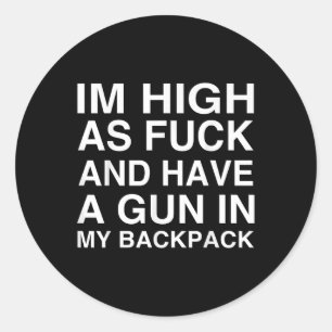 Jag är hög som och har ett vapen i min ryggsäck runt klistermärke