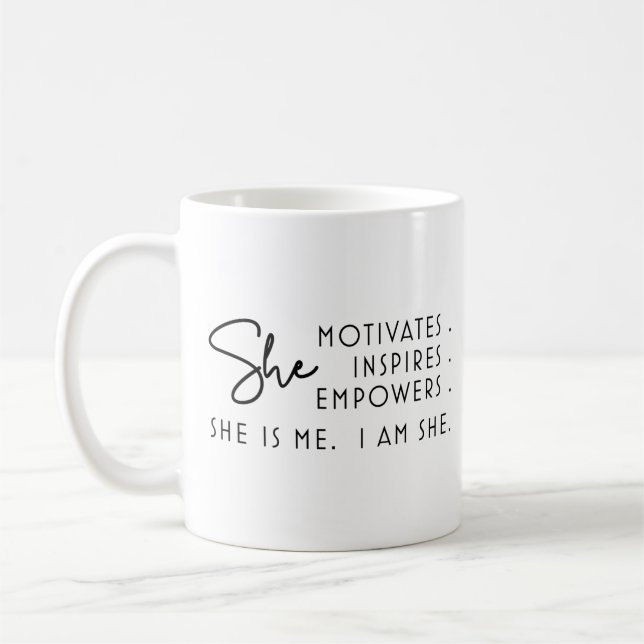 Jag är hon Motivates Inspires Empower. Hon är jag Kaffemugg (Vänster)