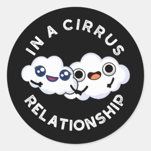 Jag är i ett Cirrus Relationship Cloud Pun Mörk BG Runt Klistermärke