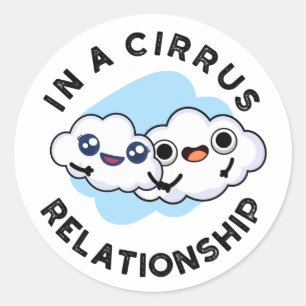 Jag är i ett Cirrus Relationship Funny Cloud Pun Runt Klistermärke