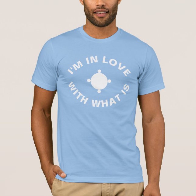 JAG ÄR I KÄRLEK MED DET SOM ÄR STOIC QUOTE T SHIRT (Framsida)