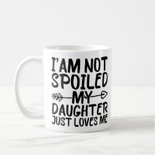 Jag är inte bortskämd Min dotter älskar mig bara Kaffemugg