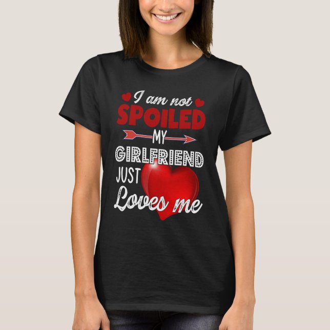 Jag är inte bortskämd Min flickvän älskar mig bara T Shirt (Framsida)