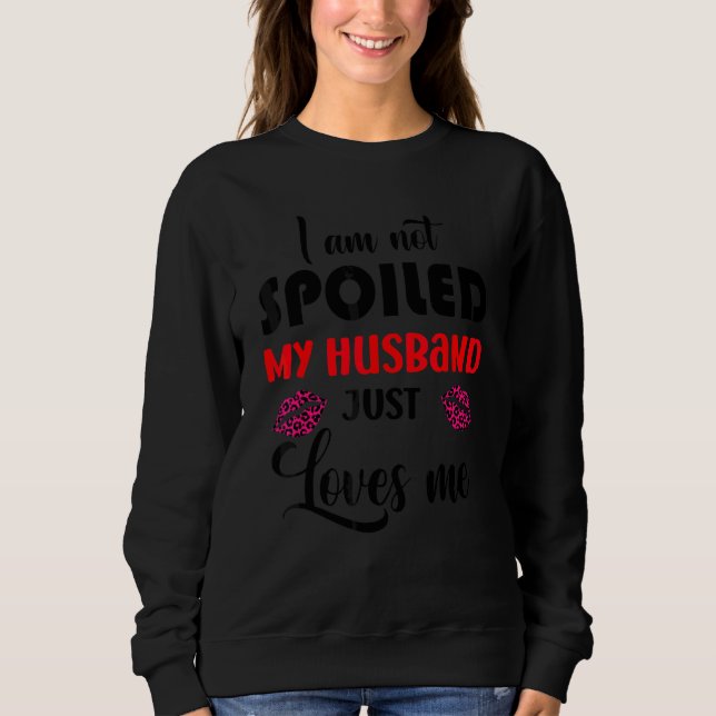Jag är inte bortskämd min man älskar mig bara t shirt (Framsida)