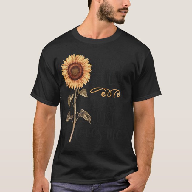 Jag är inte bortskämd min man älskar mig bara t shirt (Framsida)