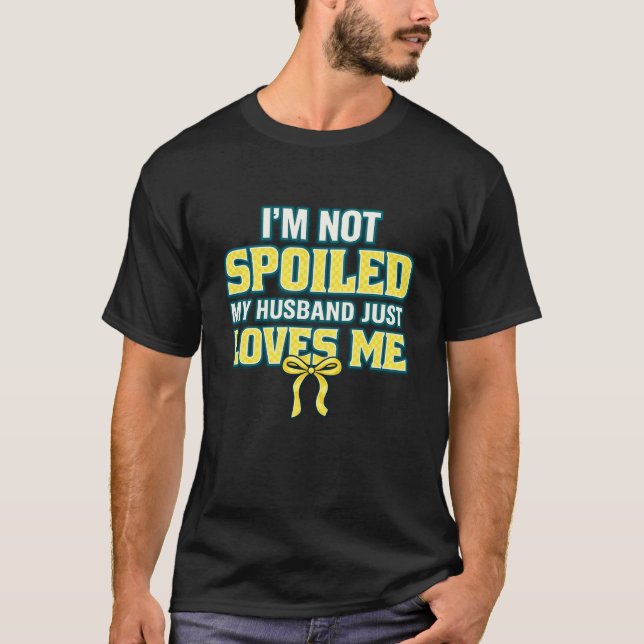 Jag är inte bortskämd, min man älskar mig bara t shirt (Framsida)