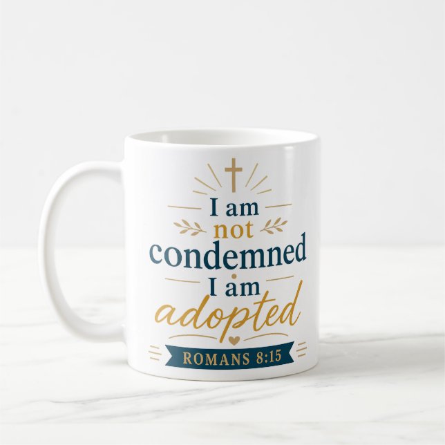 Jag är inte dömd jag är adopterad Biblisk sanning Kaffemugg (Vänster)