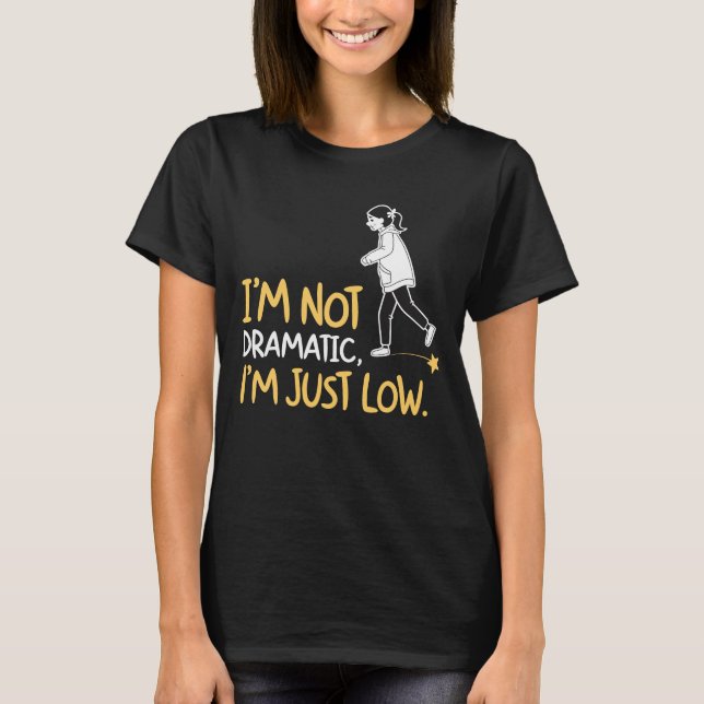 JAG ÄR INTE DRAMATISK, JAG ÄR BARA LÅG. T SHIRT (Framsida)