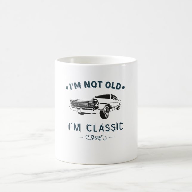 Jag är inte gammal, jag är en klassisk äldre bil kaffemugg (Center)