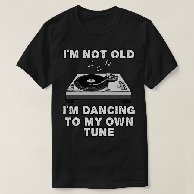 Jag är inte gammal, jag dansar till min egen Tune  T Shirt (Design framsida)