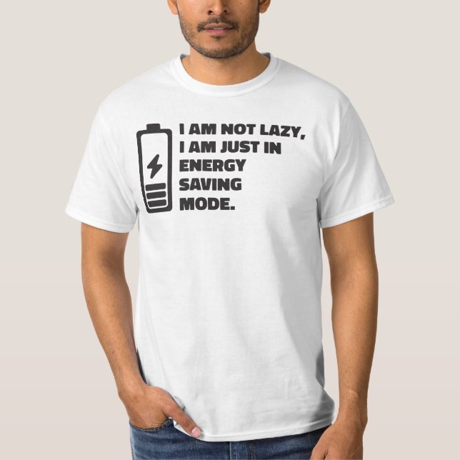 Jag är inte lat, bara på energisparläge t shirt (Framsida)