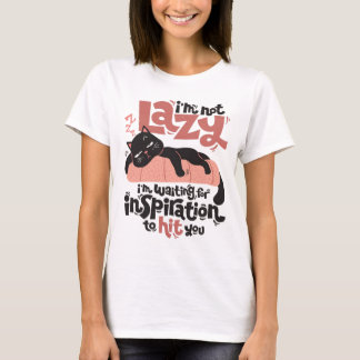 Jag är inte lat jag väntar på inspiration t shirt