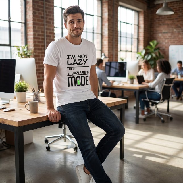 Jag är inte lat | Låg batterinivå Rolig design T Shirt (Skapare uppladdad)