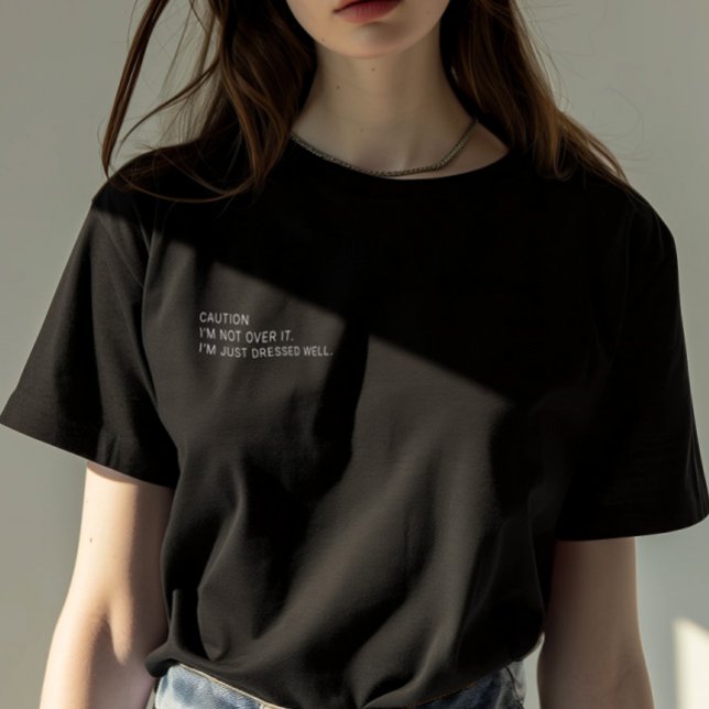 "Jag är inte över det" Kvinnor T Shirt (Minimalist Funny Quote “I’m Not Over It” Woman T-Shirt)