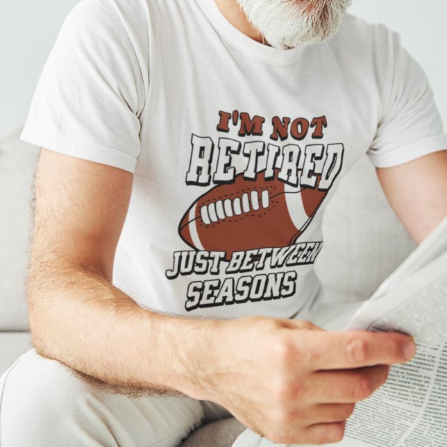 Jag är inte pensionär, bara mellan säsonger t shirt (Skapare uppladdad)