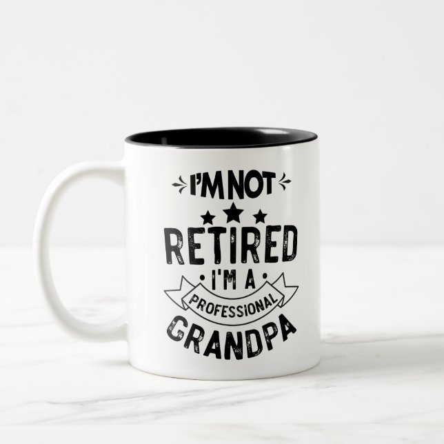 Jag är inte pensionär jag är en professionell farf Två-Tonad mugg (Vänster)