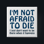 JAG ÄR INTE RÄDD ATT DÖMA FUNNY SÄGA KNAPP<br><div class="desc">Jag är inte rädd för att dö. Jag vill inte vara där när det händer. Lustigt ordspråk och humoristiskt citat,  och otacksamt.. Gör ett lustigt påstående med det här fåniget ett linjerabort. Roligt säger med lite fräckhet. Text i mörk blått och fullständigt anpassade.</div>