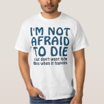 JAG ÄR INTE RÄDD FÖR ATT DIE FUNNY QUOTE T-Shirt<br><div class="desc">Jag är inte rädd för att dö. Jag vill inte vara där när det händer. Lustigt ordspråk och humoristiskt citat,  och otacksamt.. Gör ett lustigt påstående med det här fåniget ett linjerabort. Roligt säger med lite fräckhet. Text i mörk blått och fullständigt anpassade.</div>