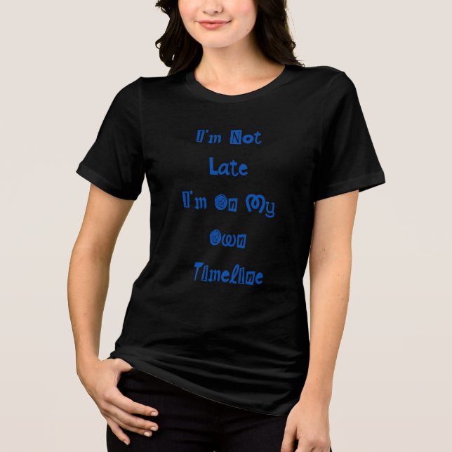 "Jag är inte sen" rolig t-shirt med marinblå text (Framsida)