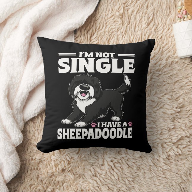 Jag är inte singel jag har en Sheepadoodle-kärlek Kudde (Filt)
