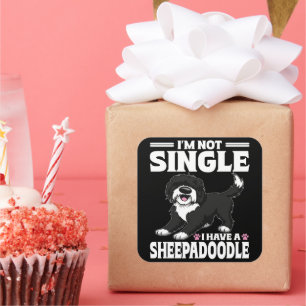 Jag är inte singel jag har en Sheepadoodle-valp äl Fyrkantigt Klistermärke